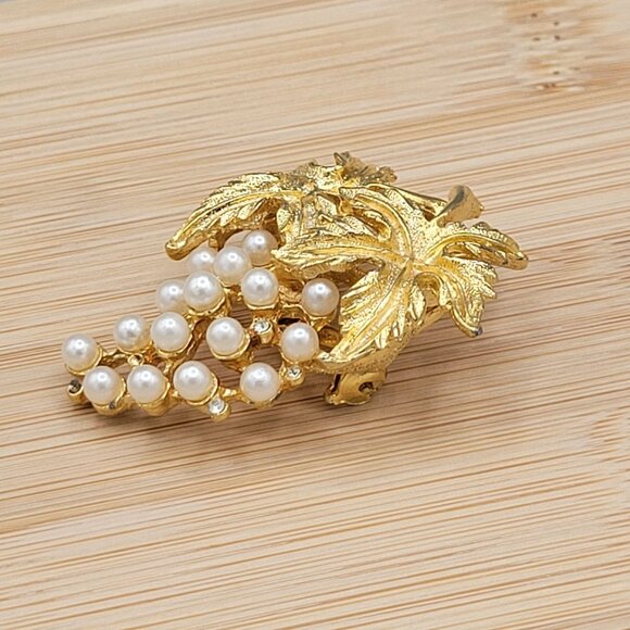 Gold Tone Grape Leaf Cluster Brooch Imitation Pearls Vintage Jewelry 2 Inch Pin - Picture 3 of 7